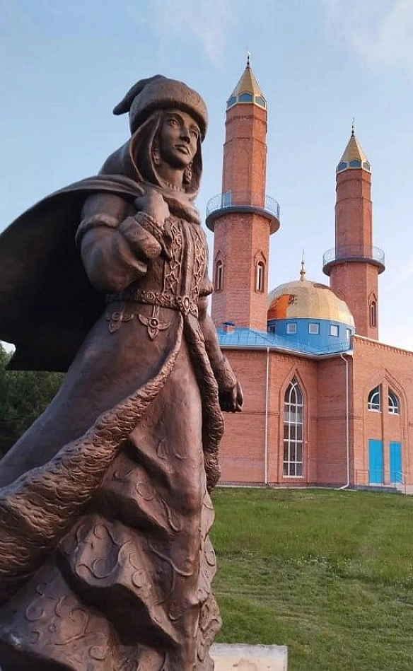 Пам’ятник історії? Ні, дякую — ми тут будуємо монументальну амнезію.У Тюмені мало не поставили пам’ятник Сузге Ханим — жінці, я... - Violex на we.ua