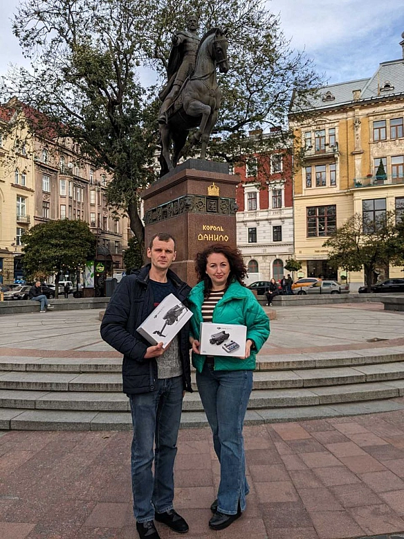 Друзі @читачі сьогодні у гарної людини день народження Halyna Popyk, ось на цій фотографії ми відправляємо нові дрони на передов... - Тарас Ярош на we.ua