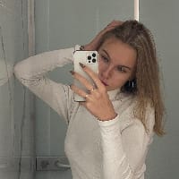 вона одна на we.ua